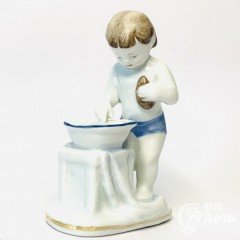 Скульптура «Девочка у тазика. Умывание»